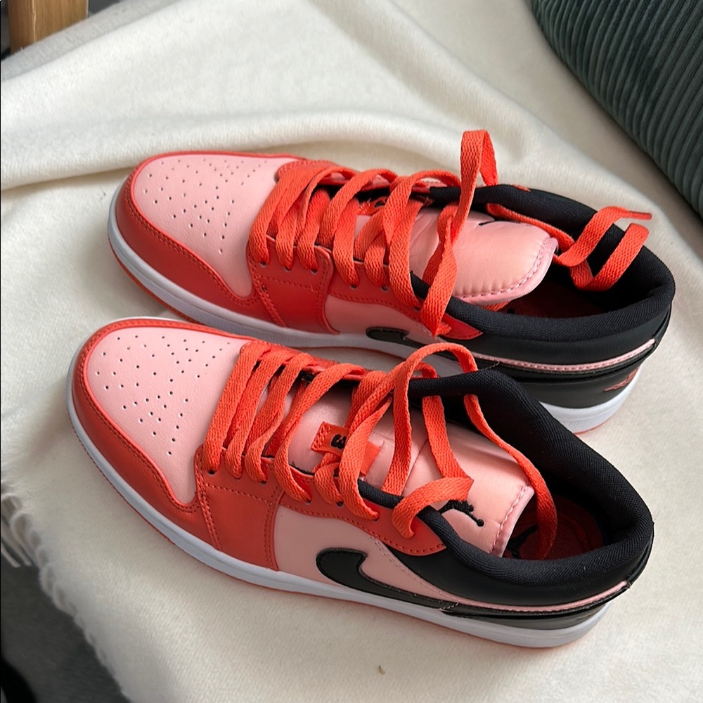 Nike low dunk cream orange black men’s size 7 women’s 9